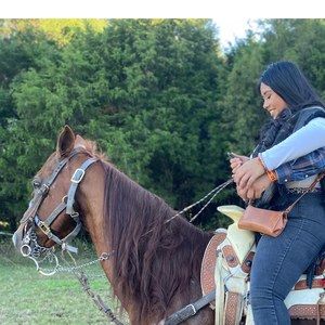 Meet your Posher, Julisa